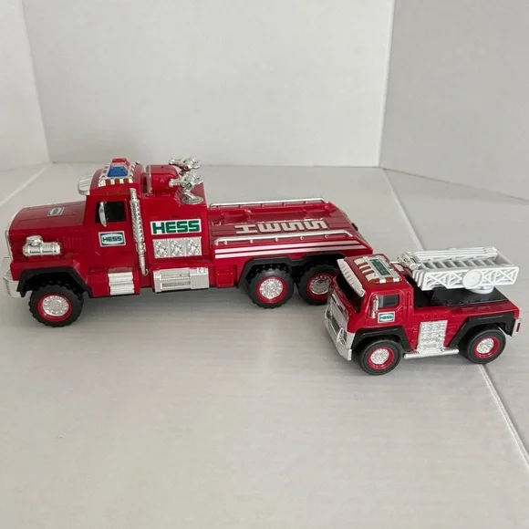 Hess Ambulance and Rescue Truck 2020/Hess Fire Truck and Ladder Rescue Set 2015 - Picture 9 of 17